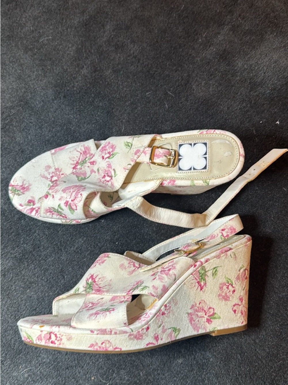 8 pairs of Shoes - Picture 4 of 7